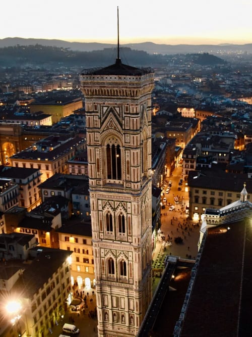 Il Campanile di Giotto illuminato al tramonto a Firenze, con l'Hotel Regina nelle vicinanze