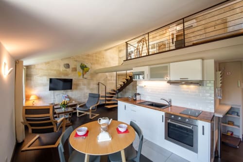Appartement contemporain ouvert à Villeneuve-lès-Avignon avec cuisine équipée, salle à manger et séjour avec chambre en mezzanine