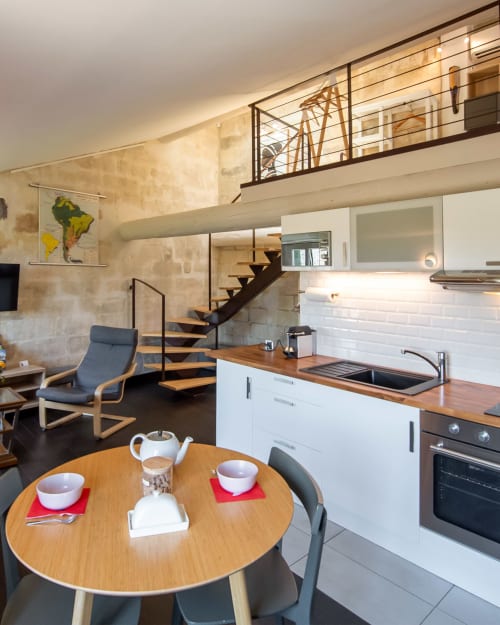 Cuisine ouverte et salle à manger modernes à l'appartement St Eloi, Villeneuve les Avignon, avec mezzanine et équipements