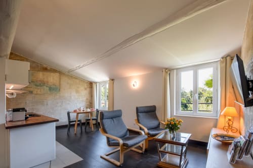 Séjour moderne avec fauteuils bleus, salle à manger, cuisine et vue sur les montagnes à Villeneuve-lès-Avignon