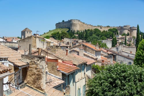 Château médiéval dominant les terrasses sur les toits de Villeneuve-lès-Avignon, France