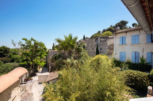 Appartement St Eloi à Villeneuve les Avignon avec volets bleus, cour jardin et végétation environnante