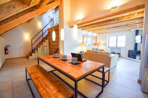 Salle à manger style loft moderne au B&B Le Chalet Savoyard à La Plagne avec poutres en bois et table