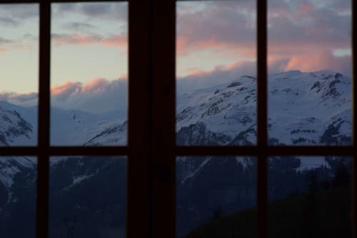 Alpes enneigées visibles par la fenêtre du Chalet Savoyard, La Plagne Tarentaise