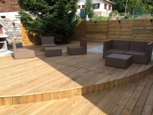Terrasse du Chalet Savoyard avec terrasse bois, mobilier rotin et clôture, à La Plagne Tarentaise