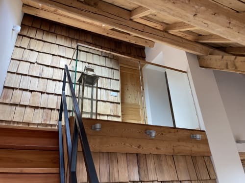 Chambre de style loft moderne avec poutres en bois apparentes et mezzanine au Chalet Savoyard, La Plagne Tarentaise