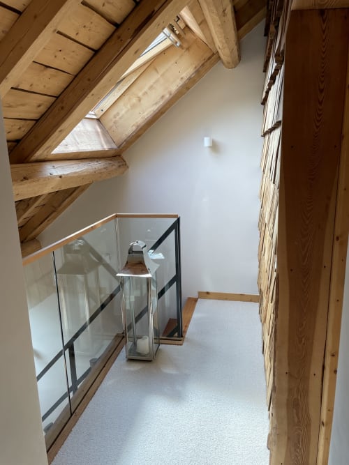 Chambre mansardée avec poutres apparentes, balustrade vitrée et lucarne au Chalet Savoyard, La Plagne