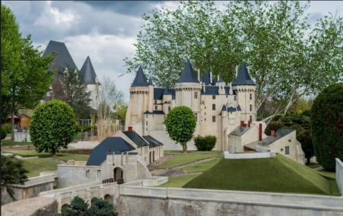 Château de style médiéval aux tourelles noires, jardins à la française et domaine des Prairies du Val d'Amboise à Noizay, France