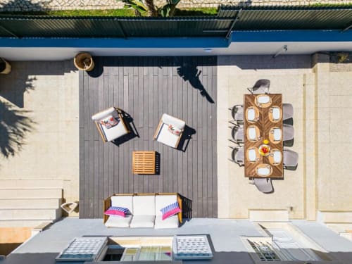 Vista aérea do pátio externo Signature Stays com mesa de jantar, espreguiçadeiras e deck em madeira em Portugal