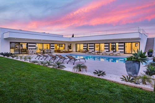 Villa de luxo moderna Signature Stays com espreguiçadeiras à beira da piscina ao crepúsculo, Portugal