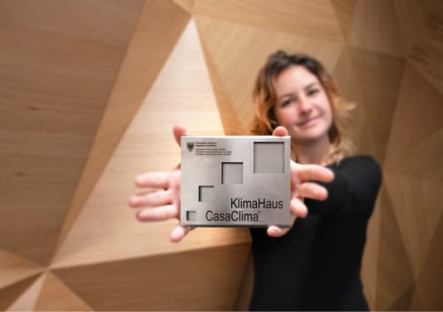 Donna con certificazione KlimaHaus CasaClima presso la struttura ecologica Camere d'Aria a Locana, Italia