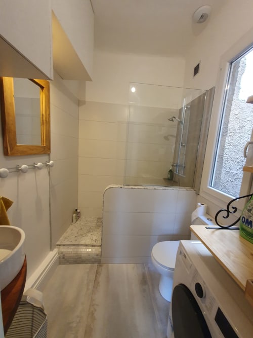 Salle de bain moderne avec douche à l'italienne, toilettes et vanité en bois au Mas des Ecoliers B&B en Provence