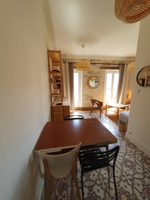 Salle à manger du gîte Mas des Ecoliers en Provence à Châteaurenard avec table et chaises en bois