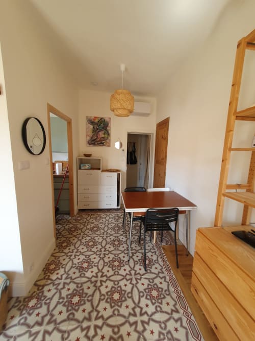 Chambre lumineuse avec mobilier en bois, bureau et sol à motifs à la Mas des Ecoliers Provence B&B