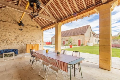 Terrasse couverte avec table à manger à Au 3 Cyprès de Précy B&B, Neuvy Grandchamp, vue sur les jardins de campagne