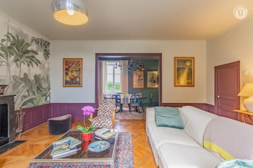 Salon élégant Au 3 Cyprès de Précy avec accents violets, parquet et décor moderne