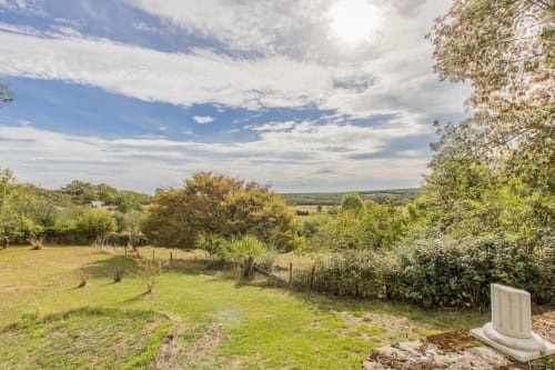 Vue bucolique de la campagne depuis Au 3 Cyprès de Précy à Neuvy Grandchamp avec champs ondulants et arbres