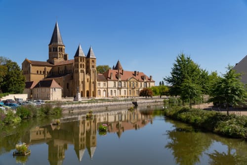 Au 3 Cyprès de Précy, gîte à Neuvy Grandchamp en France, avec l'église historique reflétée dans le canal