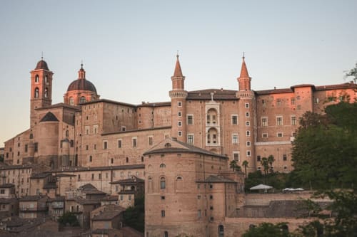 Castello storico in terracotta con torri a Pesaro, Italia, vicino all'hotel Riviera Apartments
