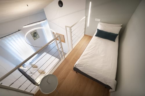 Camera in stile loft moderno presso Camere d'Aria B&B a Locana con letti gemelli e arredamento minimalista