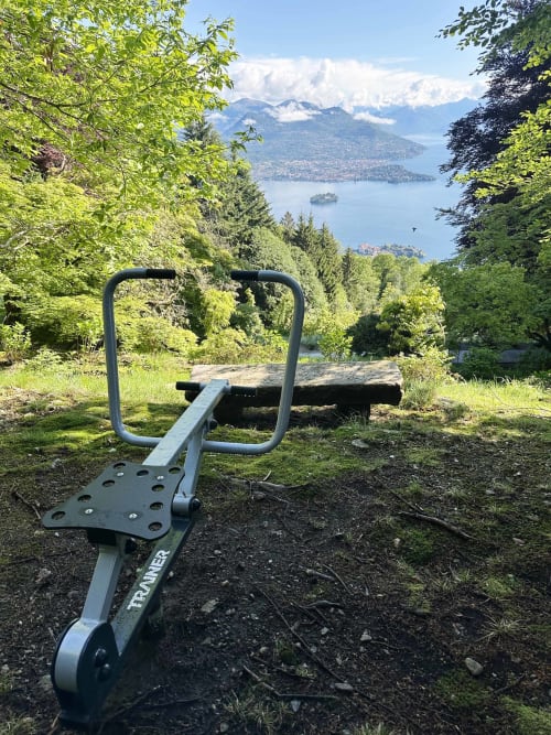 Attrezzature fitness all'aperto con vista sul Lago Maggiore presso il lussuoso spa resort di Stresa, Italia