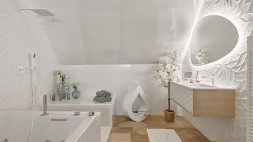 Salle de bains blanche moderne à L'étoile De Forges avec baignoire îlot, douche à effet pluie et vanité en bois à Longmesnil, France