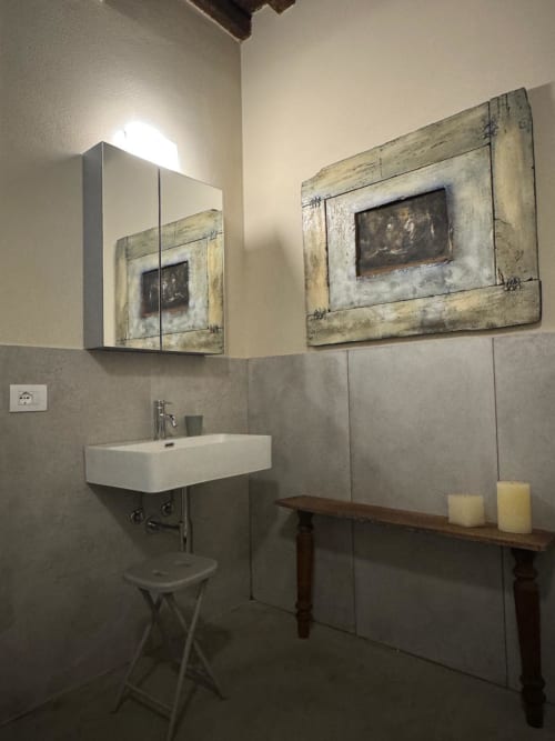 Bagno moderno nella Suite 2 di NOUA LIVING, Ravenna con lavabo rettangolare bianco, mobile a specchio e parete con cornice in legno rustico