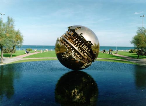 Grande scultura in bronzo a forma di sfera nella vasca dell'hotel fronte mare Riviera Apartments a Pesaro, Italia
