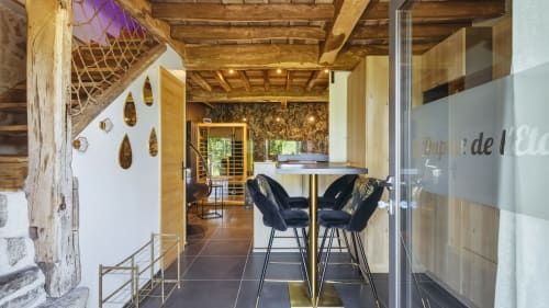 Intérieur de cottage moderne à L'etoile De Forges avec poutres apparentes, bar et design contemporain à Longmesnil