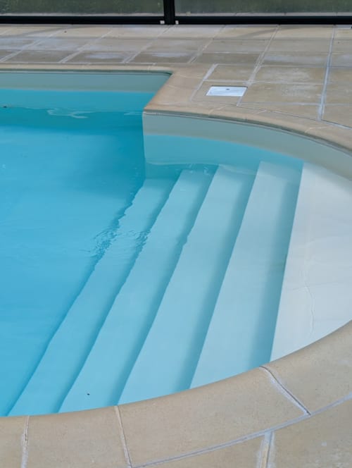 Piscine avec escalier d'accès large au Gîte de Ker Huon, chambre d'hôtes à Runan, France