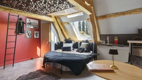 Appartement Le Studio de l'Etoile à L'Étoile De Forges avec lit rond XXL, décor cinéma, mur accentué rouge et jardin