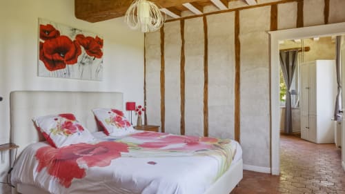 Chambre avec parure florale et vue sur le jardin au gîte L'etoile De Forges à Longmesnil, France