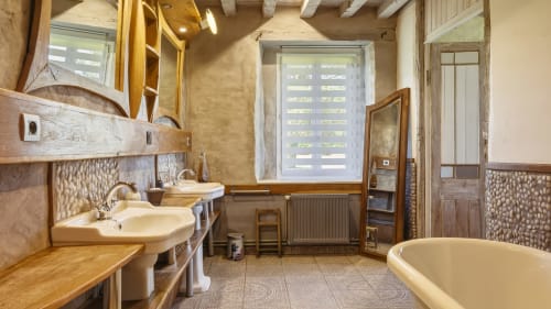Salle de bain spacieuse du gîte Domaine de l'Étoile à L'Étoile De Forges, Longmesnil, avec double vasque, baignoire et jardin
