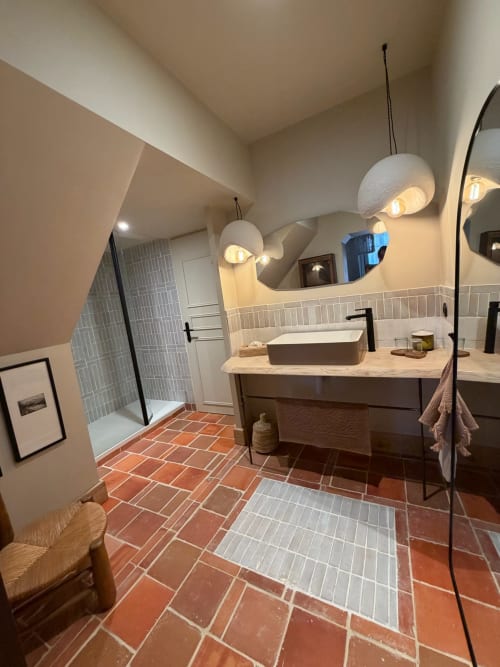 Salle de bain moderne à Maison Romy avec carrelage en terre cuite, double vasque, luminaires suspendus et douche à l'italienne