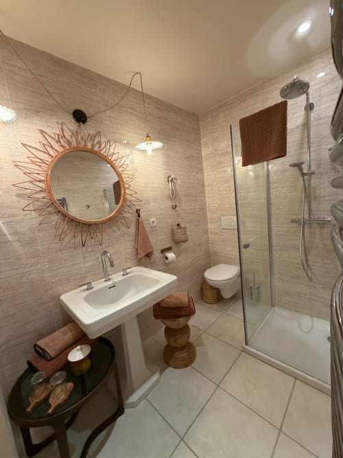 Salle de bain moderne à la Maison Romy B&B avec lavabo sur colonne, miroir soleil, douche à l'italienne et accents en bois