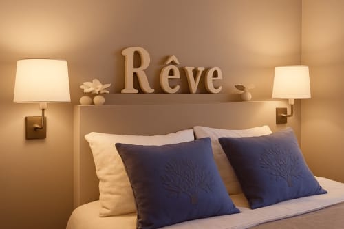 Chambre élégante de l'hôtel Maunoury Citybreak à Chartres avec fresque 'Rêve', coussins décoratifs bleus et éclairage chaleureux