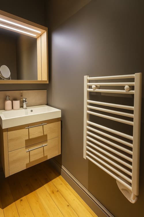 Salle de bain moderne du studio Maunoury Citybreak à Chartres avec vanité en bois, miroir lumineux et sèche-serviettes
