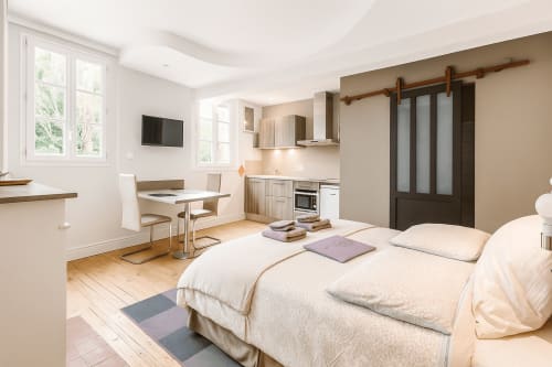 Studio Maunoury Citybreak à Chartres : lit, kitchenette, coin repas et vue sur le jardin