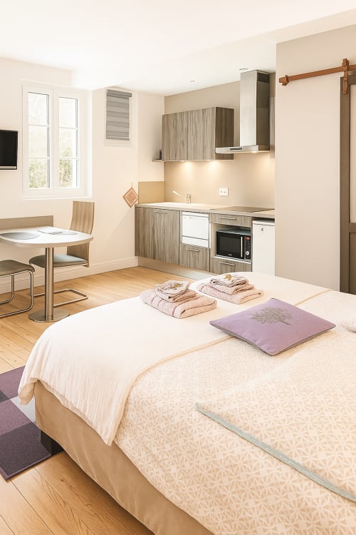 Studio moderne à Maunoury Citybreak à Chartres avec lit, kitchenette, coin repas et vue sur le jardin