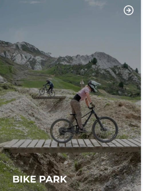 Vététistes au bike park L'Alp'In à La Plagne avec pics alpins et sentiers