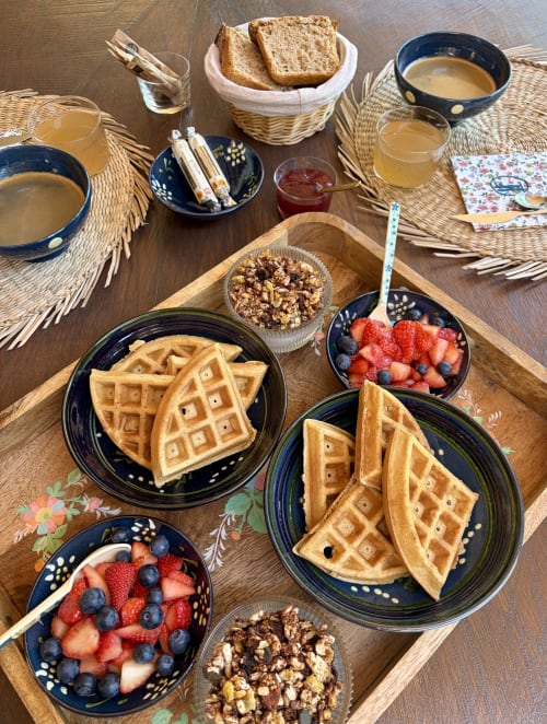 Petit-déjeuner gourmand à La Ferme 1828 : gaufres, fruits frais, pain grillé, granola et café à Demi-Quartier