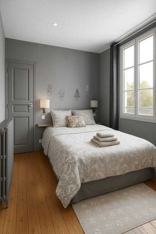 Chambre moderne aux murs gris, lit queen avec parure motifs, parquet, baies vitrées sur jardin à Maunoury Chartres