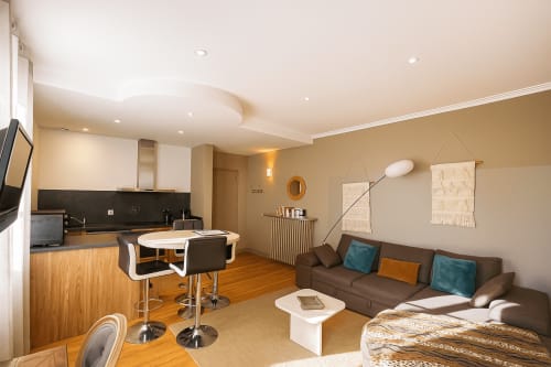 Séjour d'appartement 2 chambres avec cuisine, table à manger et canapé à l'hôtel Maunoury Citybreak à Chartres, France