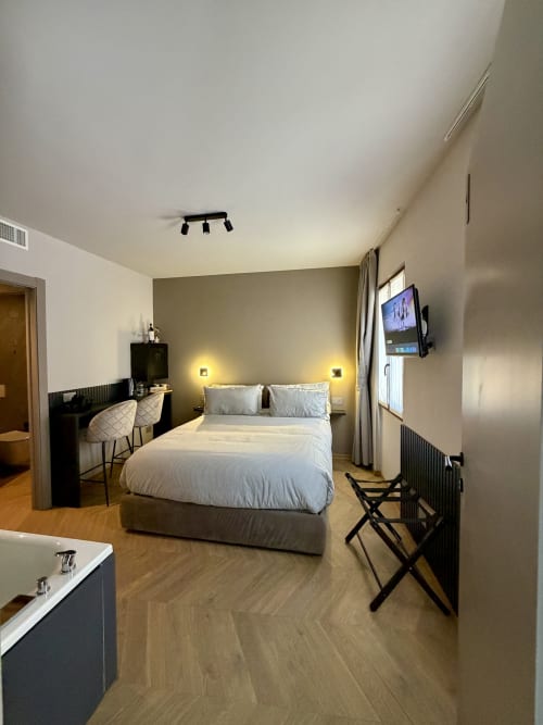 Camera moderna a Casa Giulietta a Sirmione con letto king, scrivania, TV a schermo piatto e vista sul lago