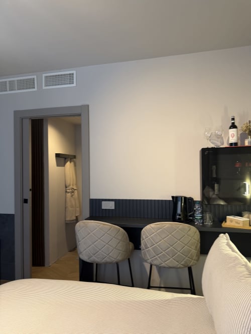 Camera elegante dell'hotel boutique Casa Giulietta a Sirmione con scrivania, sedie trapuntate e vista sul lago