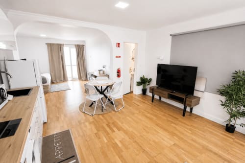 Sala de estar moderna de uma villa com cozinha, sala de jantar, TV e vista para o mar no Funchal