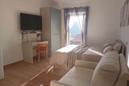 Camera luminosa della Gentle Home Collection ad Accettura con letti singoli, TV, scrivania e vista sulla terrazza