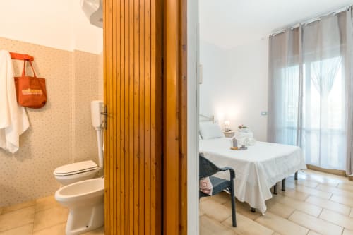 Bagno e camera da letto con vista mare nell'appartamento Il Porticciolo a Villanova, Italia con servizi moderni