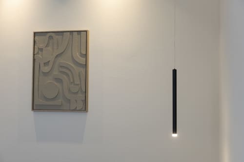 Minimalista arte murale nella camera d'hotel Mas Collection Bari con scultura in rilievo astratto e lampada a sospensione