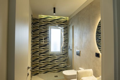 Bagno moderno della Mas Collection Bari con doccia in piastrelle decorate, toilette e finestra con vista sulla città